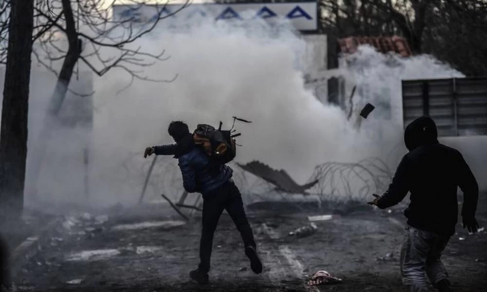 Ζωντανή εικόνα από τα ελληνοτουρκικά σύνορα: Ένταση, επεισόδια και σκηνικά χάους